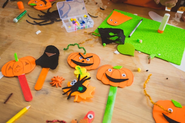 Foto divertenti zucche di halloween fatte di feltro e carta vista dall'alto