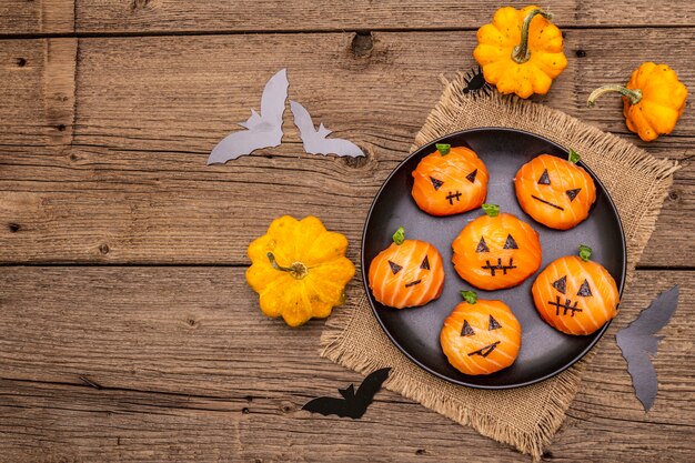 Фото Смешные хеллоуин суши тыквы джек о фонарь, суши монстры. темари суши, суши шарики. здоровая пища для детей