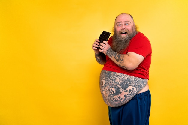 Photo funny and hilarious fat man hungry for unhealthy food