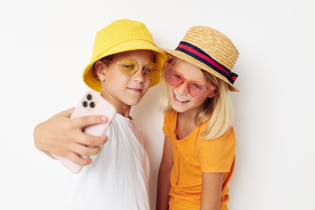 전화 패션으로 셀카를 포즈를 취하는 재미있는 아이들
