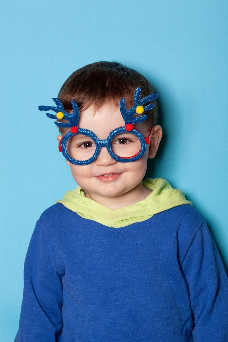 Photo 大きな子供用メガネをかけた面白い男の子