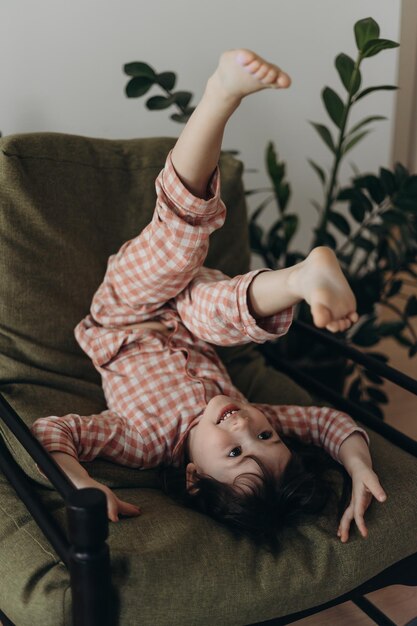 Foto una ragazzina divertente che gioca a casa