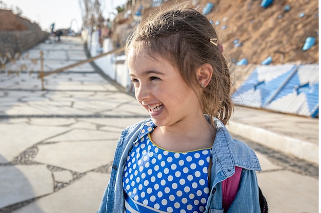 A funny little girl saw something funny in the distance.