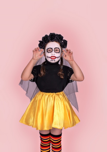 Photo a funny little girl with makeup and in a halloween costume