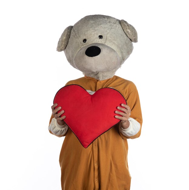 Foto uomo divertente in un costume d'orso con un cuore