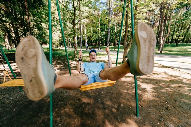 写真 公園でブランコに乗って変な男