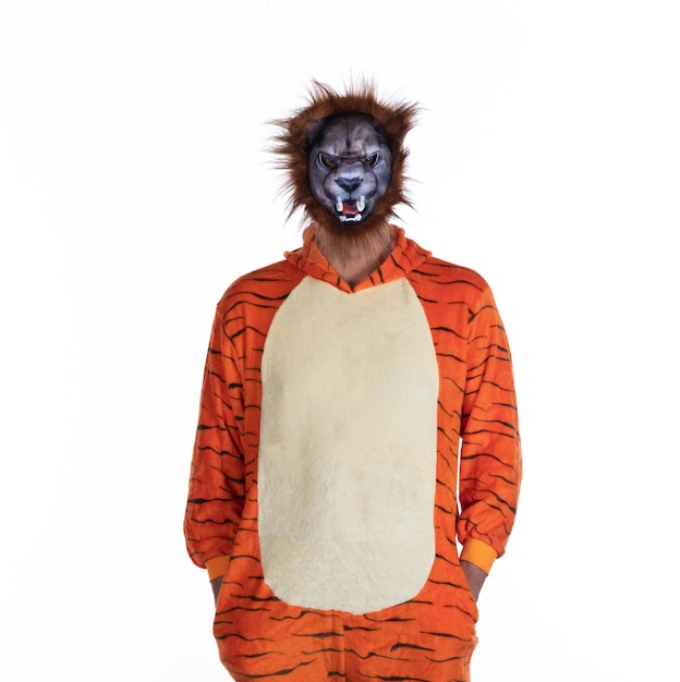 Foto uomo divertente in costume di tigre.