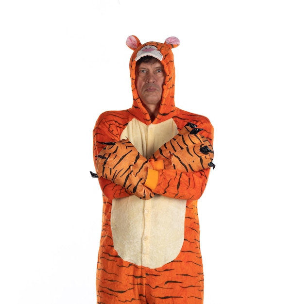 Foto uomo divertente in costume di tigre.