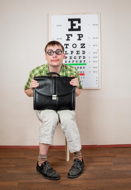 Photo funny man wearing spectacles in an office at the doctor