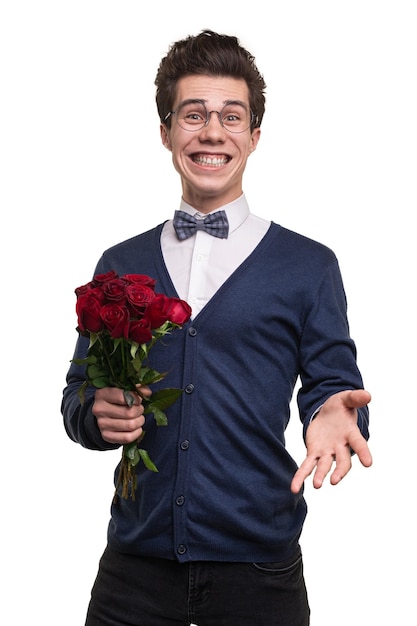 Foto nerd divertente con bouquet durante la data