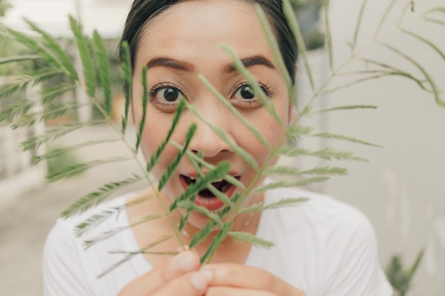 Foto donna divertente e giocosa con la faccia buffa.