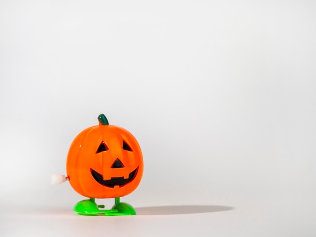 Figura di zucca divertente su uno sfondo chiaro