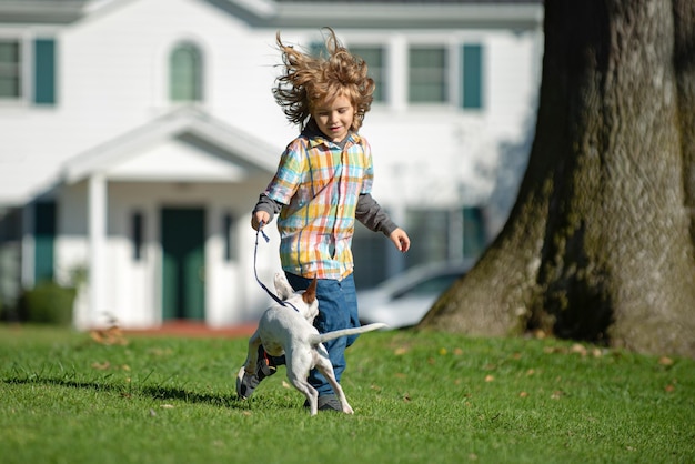 Cucciolo e bambino divertenti corrono per correre