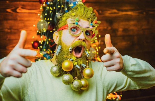 Фото Забавная подготовка санта-клауса человек празднует новый год новый год модная одежда тема рождественские праздники и зима новый год счастливой зимы