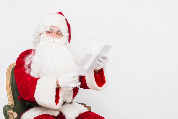 Foto babbo natale divertente in un costume rosso con una lettera