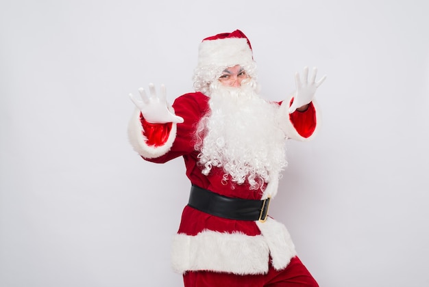 Foto babbo natale divertente in un costume rosso