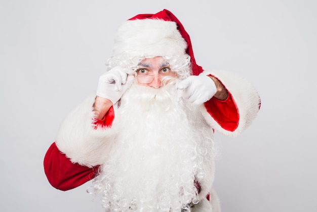 Foto babbo natale divertente in un costume rosso