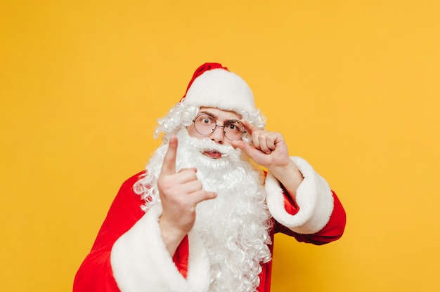 Забавный Санта-Клаус на желтом фоне
