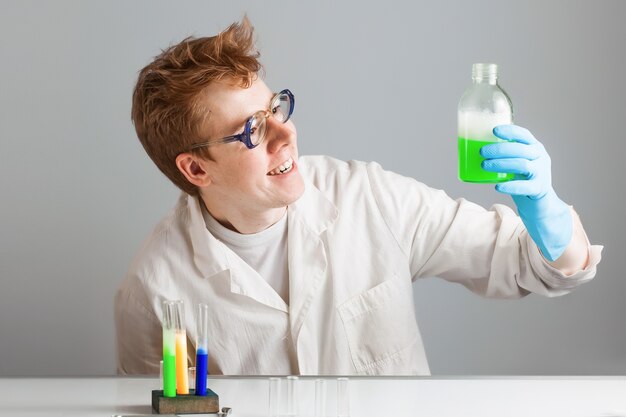 Photo funny scientist chemist