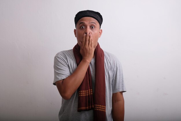 Photo funny shocked reaction of asian muslim man