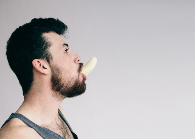 Ragazzo sorridente divertente della banana isolato