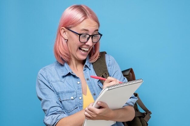 メモ帳で書いてメガネで面白い学生の女の子