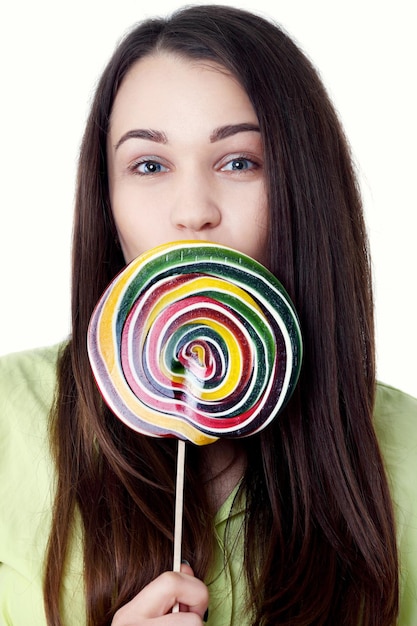 Foto adolescente divertente con grande lecca-lecca adolescente felice con caramelle colorate bonbon