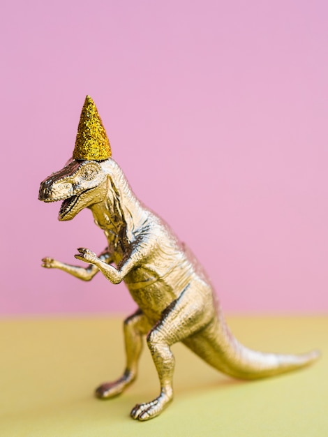 写真 誕生日の面白いおもちゃの恐竜