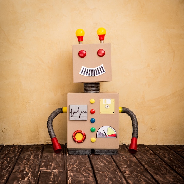 面白いおもちゃのロボット。イノベーションテクノロジーとクリエイティブコンセプト