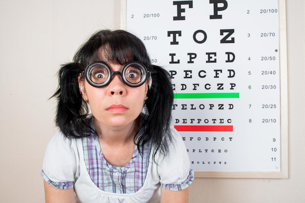 Photo funny woman wearing spectacles in an office at the doctor