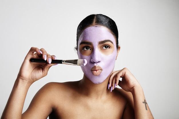 Photo funny woman with lilly facial mask