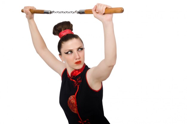 Foto donna divertente con i nunchucks isolati su bianco