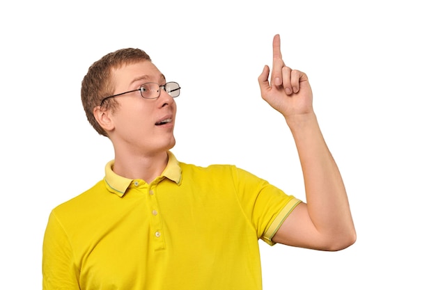 Photo funny young guy in corrective glasses and yellow tshirt with eureka gesture man got idea isolated