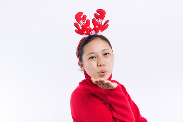 빨간색 배경에 고립 된 손과 다리를 퍼 뜨리고 입을 벌리고 점프하는 크리스마스 모자를 쓴 재미있는 젊은 산타 소녀 새해 복 많이 받으세요 2019 축하 휴일 파티 개념 모의 복사 공간