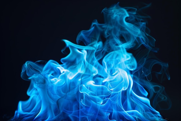 fuoco fiamme blu isolato su sfondo nero