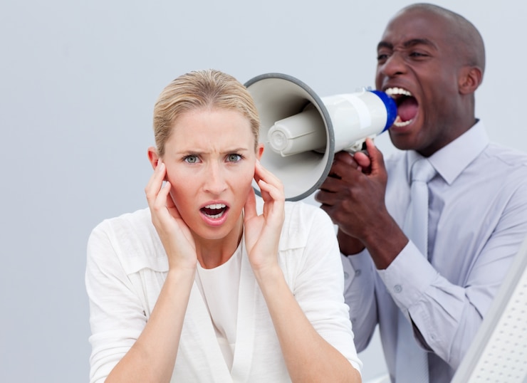 Photo furious businessman shouting through a megaphone