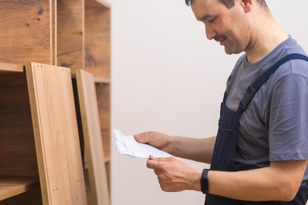 家具の配送と固定を専門とする便利屋がラックの組み立てまでの指示を読む