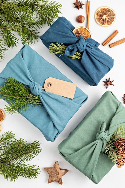 Furoshiki geschenken milieuvriendelijke alternatieve groene kerstcadeaus verpakt in kleding