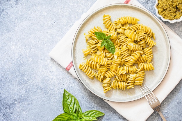 Fusili pasta met basilicum pesto en kruiden Italiaanse keuken grijze stenen achtergrond Home made food