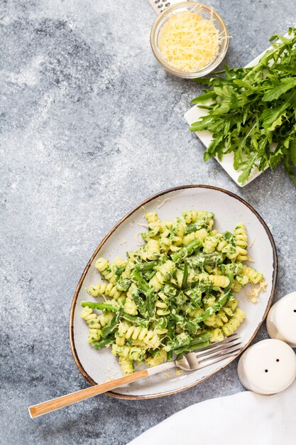 Fusili pasta met groene groenten en roomsaus