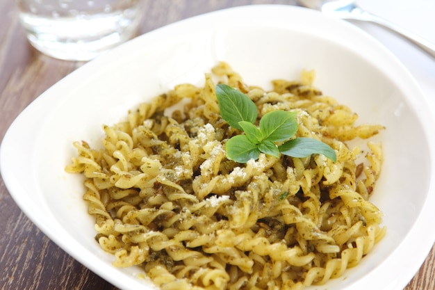 Fusilli met basilicumpesto