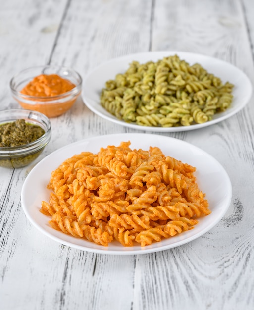 Foto fusilli met traditionele en tomatenpesto