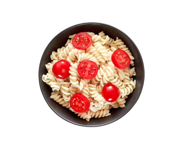 Fusilli pasta gekookt met tomaten in kom geïsoleerd op een witte achtergrond met uitknippad