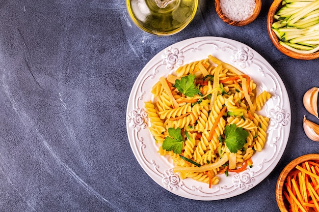 Fusilli-pasta met inktvis, courgette en wortelen