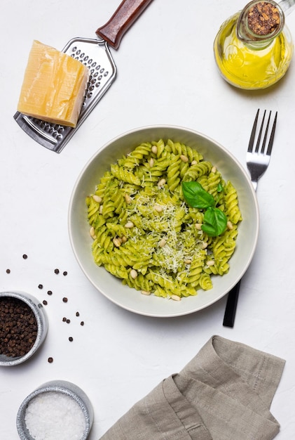 Fusilli pasta met pestosaus kaas en noten Gezond eten Vegetarisch eten Italiaanse keuken