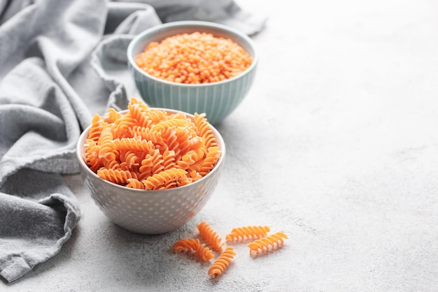 Fusilli pasta met rode linzen Kom met rauwe pasta en rode linzen Glutenvrije pasta