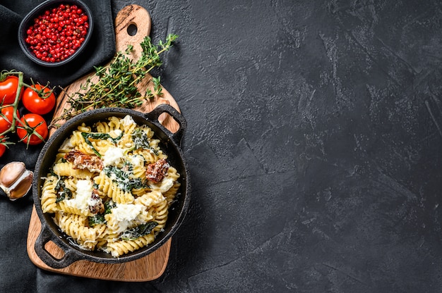 Fusilli pasta met spinazie gedroogde tomaten en ricotta kaas