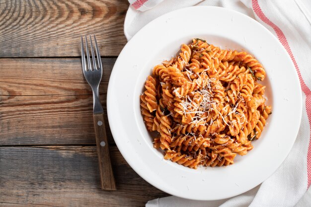 Fusilli-pasta met tomatensaus.