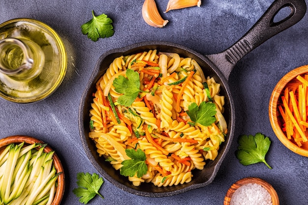 Fusilli pasta met verse groenten