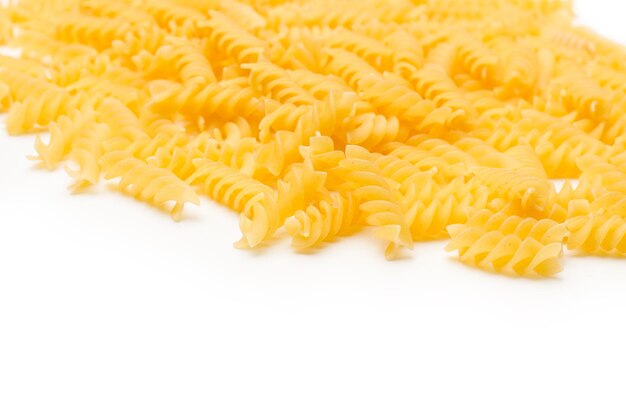 Foto fusilli pasta op een witte achtergrond met kopie ruimte